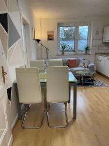 ein Wohnzimmer mit einem Tisch und 2 Stühlen in der Unterkunft Appartement La Vie en Rose in Essen