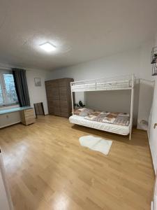 Zimmer mit 2 Etagenbetten und Holzboden in der Unterkunft Appartement La Vie en Rose in Essen
