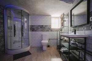 A bathroom at BONITA CASA CUEVA CON JACUZZI