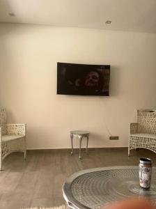 Appartement Rock Island bord de mer Haut standing في المحمدية: غرفة مع تلفزيون بشاشة مسطحة على الحائط