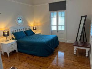 Ένα ή περισσότερα κρεβάτια σε δωμάτιο στο Old Queensland Charm Entire upper level