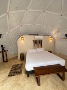 Schlafzimmer mit einem Bett in einem Kuppelzelt in der Unterkunft Glamping Mayan Glam in Tulum