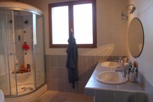 Koupelna v ubytování Villa au milieu des pins / bord du lac + 37 fotografií