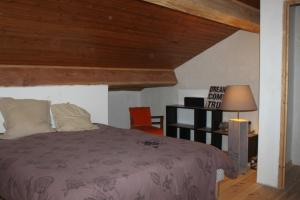 Postel nebo postele na pokoji v ubytování Villa au milieu des pins / bord du lac