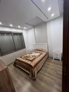 1 dormitorio con cama y ventana. en Résidence majorel en Kenitra
