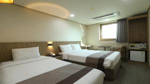 首爾的住宿－東大門金城大酒店，酒店客房设有两张床和窗户。