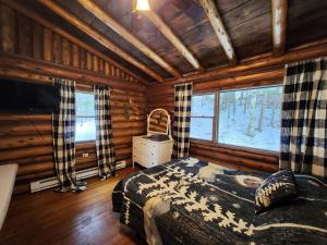 Postel nebo postele na pokoji v ubytování Adirondack Diamond Point Lodge + 37 fotografií
