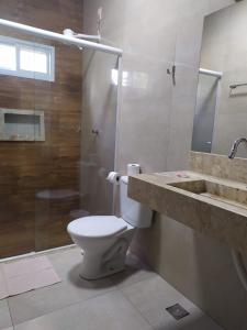 La salle de bains est pourvue de toilettes, d'une douche et d'un lavabo. dans l'établissement Pousada Capitão Leno, à Miranda