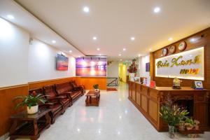- une salle d'attente d'un hôpital avec des chaises et une cheminée dans l'établissement Biển Xanh Hotel Quy Nhơn, à Quy Nhơn