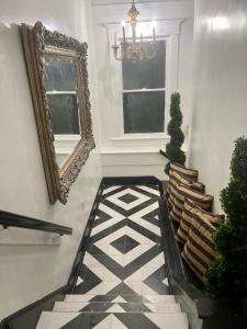 um corredor com um espelho e piso em azulejo em Prestige Collection, Hotel Boutique em St. Petersburg