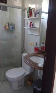 W łazience znajduje się toaleta, umywalka i prysznic. w obiekcie Paraiso de Maracajaú 1 w mieście Maracajaú