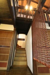 小鹿野町にあるBig loghouse - Vacation STAY 13327の階段とワインボトルの壁が備わる客室です。