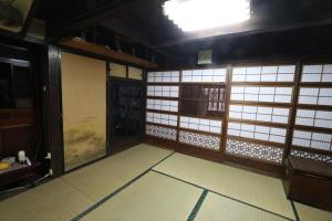 小鹿野町的住宿－Big loghouse - Vacation STAY 13327，一间设有日式门和垫子的房间