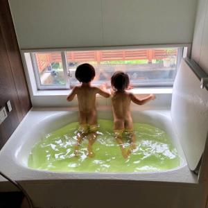 dos niños pequeños parados en una bañera en Big loghouse - Vacation STAY 13327, en Ogano