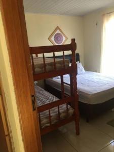 a bedroom with two bunk beds and a window at N8 Casa 2 Dorm Zona Residencial Barrio Villa Lola Artigas in Artigas