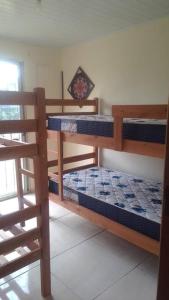 two bunk beds in a room with a window at N8 Casa 2 Dorm Zona Residencial Barrio Villa Lola Artigas in Artigas
