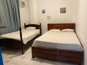 2 camas individuales en una habitación con baño privado en Beautiful apartment near Malecon and Murcielago beach!, en Manta