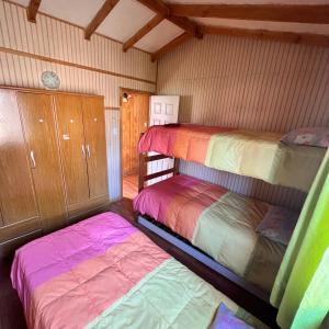 Cama o camas de una habitación en Cabañas y Hospedaje Parque los Volcanes