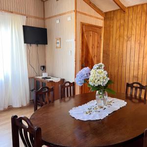 TV/trung tâm giải trí tại Cabañas y Hospedaje Parque los Volcanes +24 ảnh