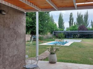 Un patio con piscina y una casa. en Casa Arbet - Villa 25 de Mayo, San Rafael, Mendoza, en San Rafael