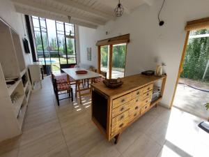 Una cocina con encimera y mesa con sillas. en Casa Arbet - Villa 25 de Mayo, San Rafael, Mendoza, en San Rafael