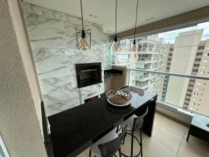 Nhà bếp/bếp nhỏ tại Conforto, lazer de clube e vista deslumbrante!