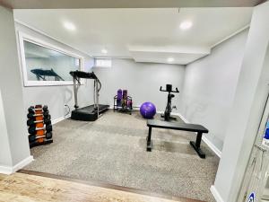een kamer met een fitnessruimte met een loopband en een paarse bal bij Cedar Mill Hideaway in Woodbury