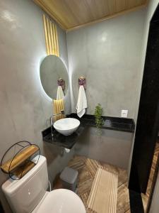 a bathroom with a white toilet and a sink at Casa aluguel ilha grande,Mar 2 in Abraão