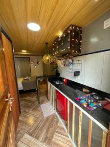 uma cozinha com um balcão preto num quarto em Casa aluguel ilha grande,Mar 2 em Abraão