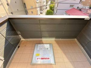 una camera con un cartello al piano di un edificio di winco - Vacation STAY 06658v a Tokyo