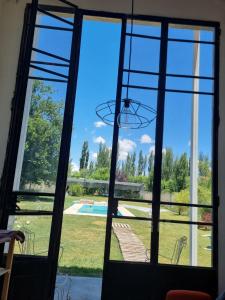 una ventana con vistas a la piscina en Casa Arbet - Villa 25 de Mayo, San Rafael, Mendoza en San Rafael
