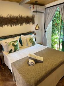 a bedroom with a bed with a towel on it at Casa aluguel ilha grande,Mar 2 in Abraão