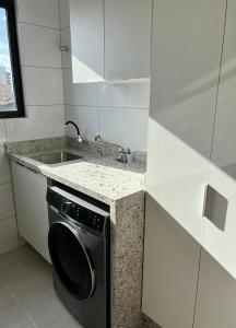 Kuchyň nebo kuchyňský kout v ubytování Apto novo com AC 1 quadra da praia Guaratuba PR