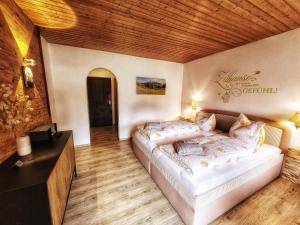 1 dormitorio con 2 camas en una habitación con suelo de madera en Gästehaus Waldrast en Ramsau