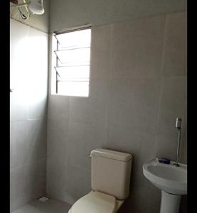 een badkamer met toilet en wastafel bij 200m da Praia, Piscina Itanhaém in Itanhaém