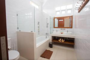 Koupelna v ubytování Donguri House Bali
