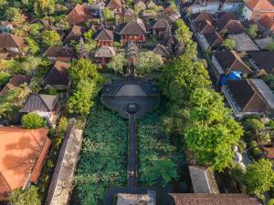 - une vue aérienne sur un village avec des maisons et des arbres dans l'établissement Puri Saraswati Dijiwa Ubud, à Ubud