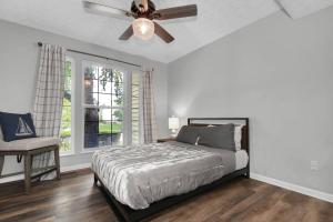 1 dormitorio con 1 cama y ventilador de techo en Spacious & Modern Home with everything you need!, en Westerville