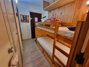 sypialnia z 2 łóżkami piętrowymi i korytarzem w obiekcie Studio 4 Pers avec Terrasse et Jardinet - Ski et Randos à Pied - Animaux Admis - FR-1-393-164 w mieście Saint-Michel-de-Chaillol