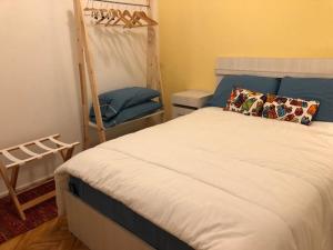 1 dormitorio con 1 cama y 1 litera en San Telmo Heart en Buenos Aires