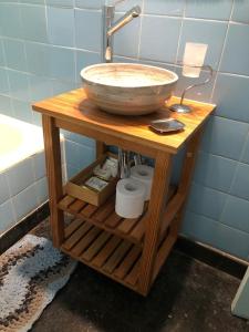 y baño con lavabo sobre una mesa de madera. en San Telmo Heart en Buenos Aires