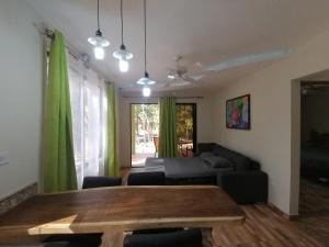 - un salon avec une table et un canapé dans l'établissement Garza Tigre Apartamentos, à Cóbano