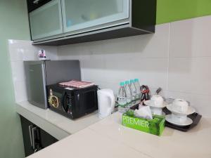 eine Küchentheke mit einem Toaster und einer Mikrowelle in der Unterkunft The Viana Apartment V in Kota Bharu