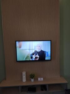TV de pantalla plana en la pared en The Viana Apartment V, en Kota Bharu