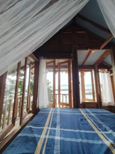 En eller flere senge i et værelse på Palm Beach Resort Koh Phayam