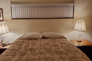 Un pat sau paturi într-o cameră la Sierra Nevada Ranch House