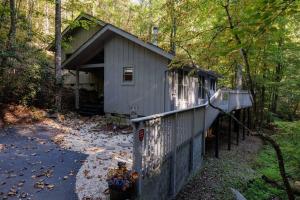 Gallery image of Misty Mountain Hop - Cobbly Nob Cabin with HotTub, Fast Wi-Fi, Privacy, Pool in Gatlinburg