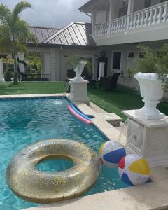 een zwembad met een metalen ring in het water bij Vintage Oaks Hideaway 