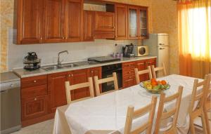 una cocina con una mesa con un bol de fruta. en Cozy Apartment In Santa Venerina With Outdoor Swimming Pool en Santa Venerina