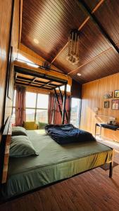 丹瑙提的住宿－Into The Wild Stays，船上的1间带双层床的卧室